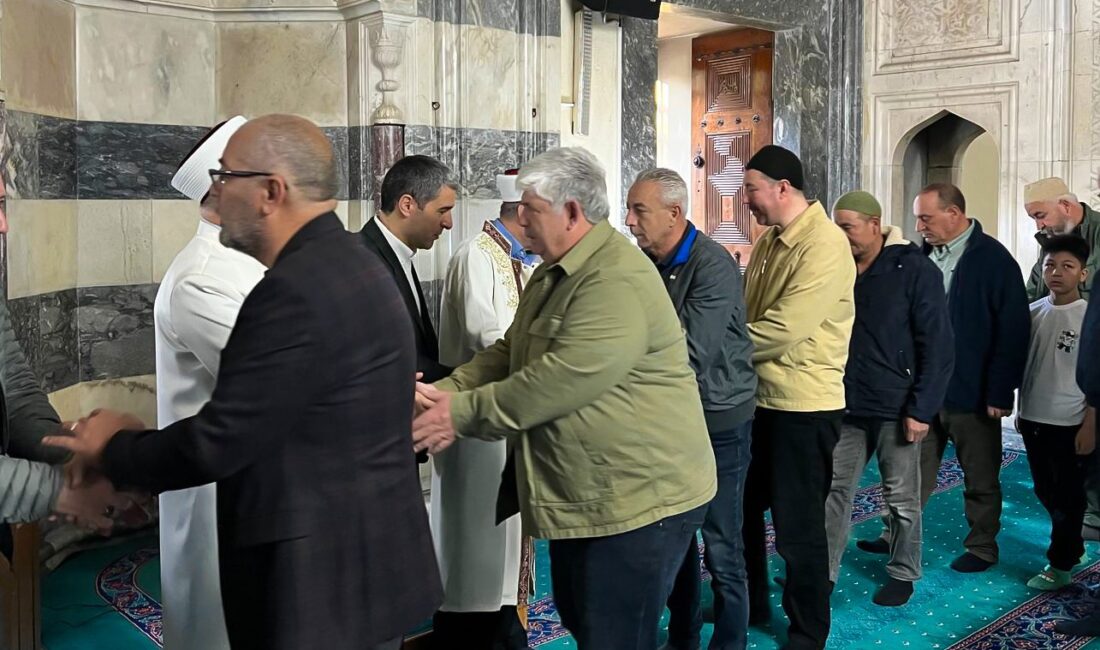 Tarihi camide bayramlaşma coşkusu Sabahın erken saatlerinde bayram namazını kılmak