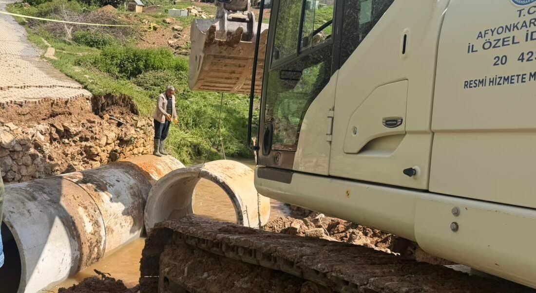 Afyonkarahisar İl Özel İdaresi Yol ve Ulaşım Hizmetleri Müdürlüğü ekipleri,