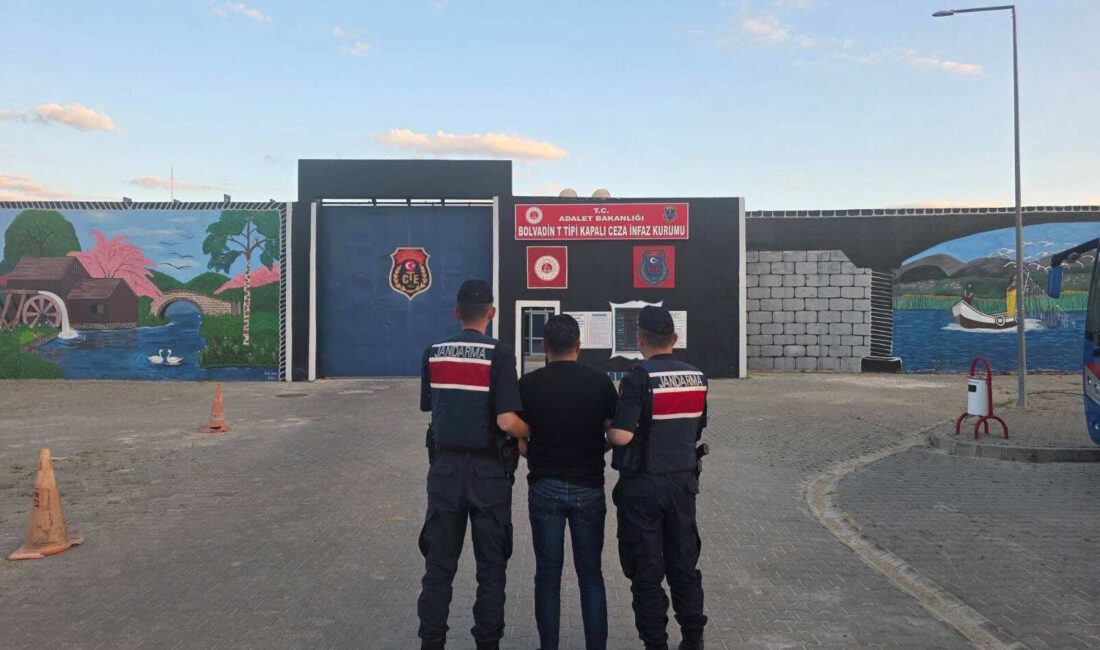 Afyonkarahisar İl Jandarma Komutanlığı ekiplerince gerçekleştirilen denetimlerde, farklı suçlardan aranan