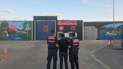 Afyonkarahisar İl Jandarma Komutanlığı ekiplerince gerçekleştirilen denetimlerde, farklı suçlardan aranan
