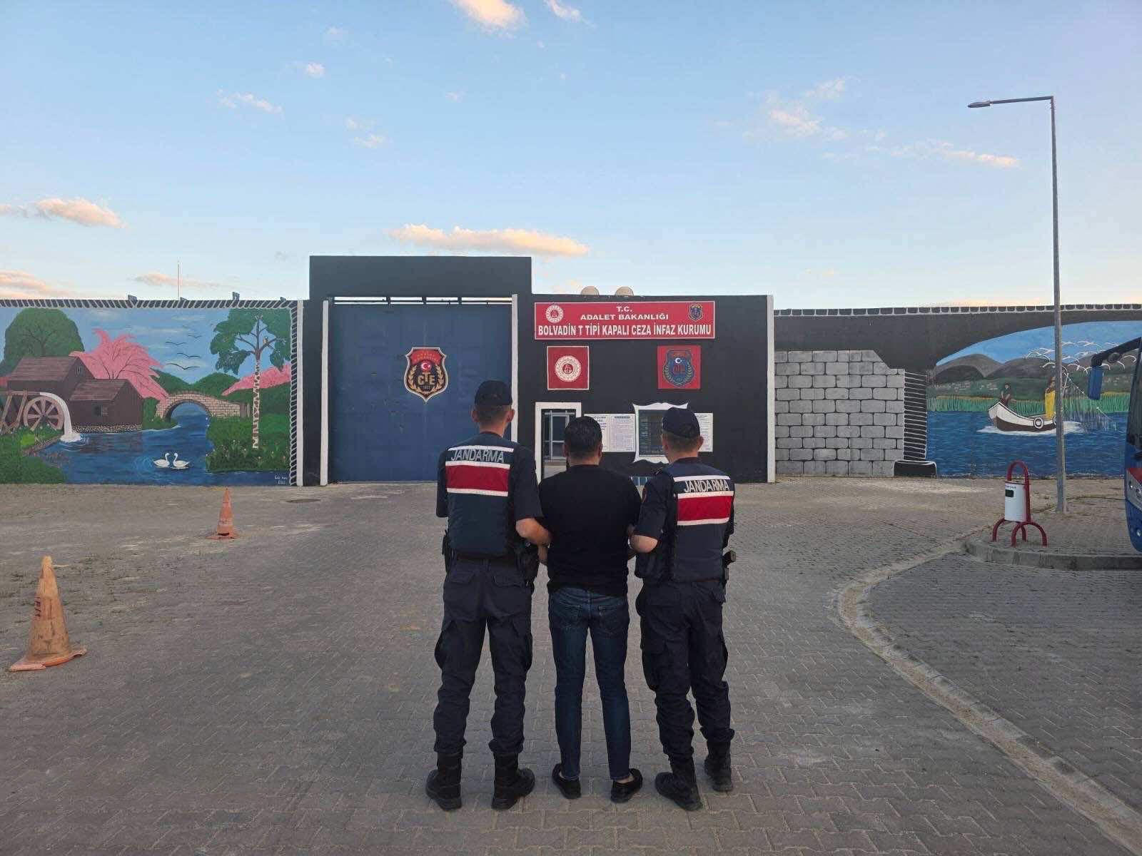 Jandarmadan geniş çaplı operasyon: 43 gözaltı, 17 tutuklama