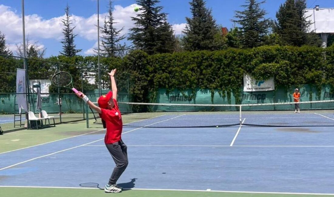Yaklaşık 130 sporcunun katıldığı turnuvada kızlar ve erkekler kategorilerinde kıyasıya