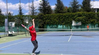 Yaklaşık 130 sporcunun katıldığı turnuvada kızlar ve erkekler kategorilerinde kıyasıya