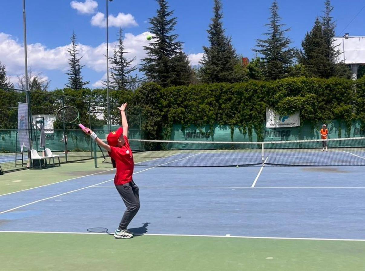 Yaklaşık 130 sporcunun katıldığı turnuvada kızlar ve erkekler kategorilerinde kıyasıya