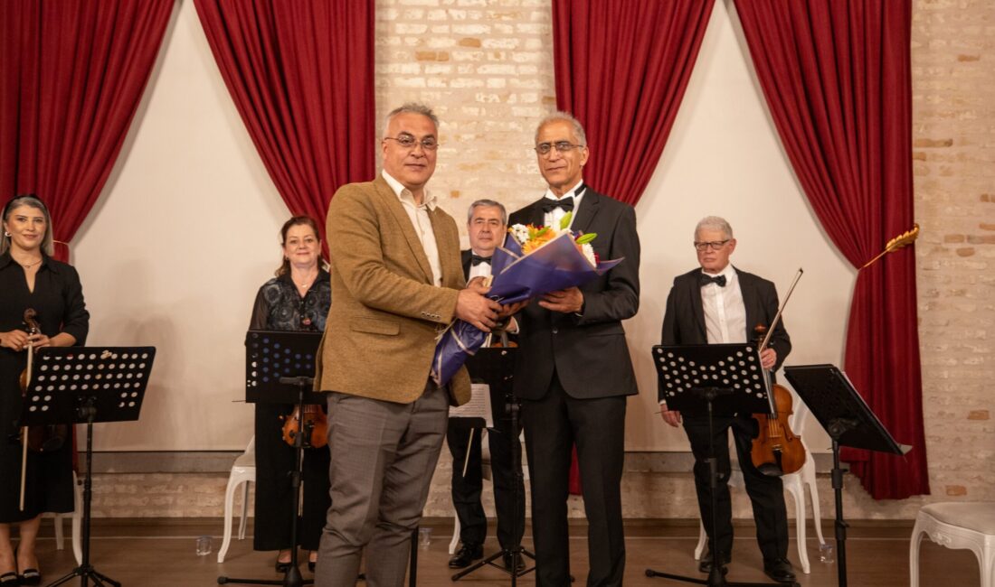 Klasik müziğin seçkin eserlerinin seslendirildiği gecede izleyiciler, orkestra performansıyla keyifli