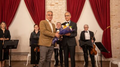 Klasik müziğin seçkin eserlerinin seslendirildiği gecede izleyiciler, orkestra performansıyla keyifli