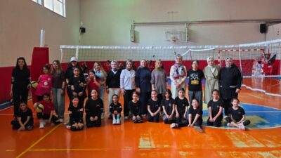 Anneler ve kızlarının karşı karşıya geldiği müsabakalarda eğlence ve dostluk