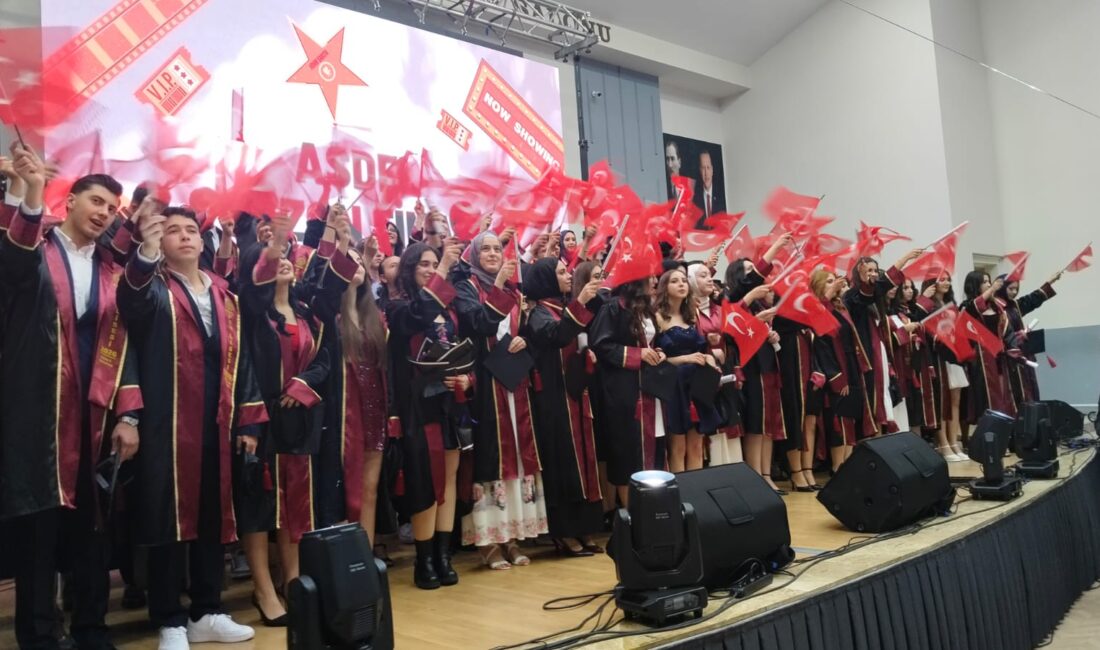 Cumhuriyet ve Atatürk sevgisini dile getiren öğrenciler, sahnede İzmir Marşı’nı