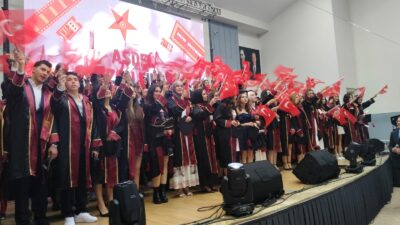 Cumhuriyet ve Atatürk sevgisini dile getiren öğrenciler, sahnede İzmir Marşı’nı