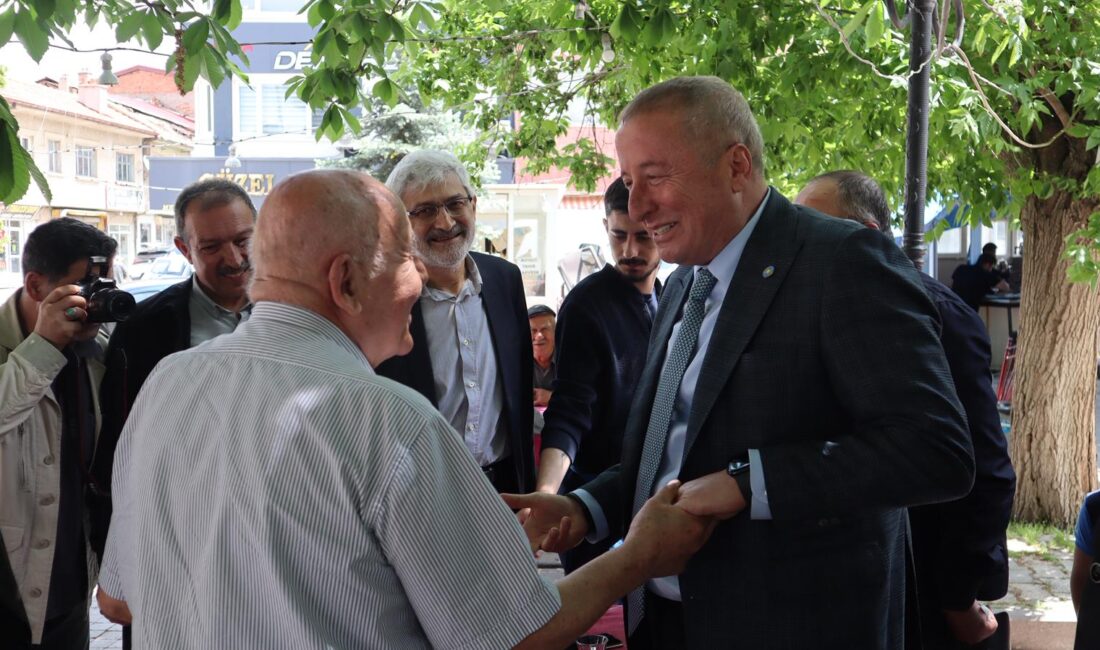 Bayramın manevi atmosferini teşkilatlarla ve vatandaşlarla paylaşan heyet, gün boyunca