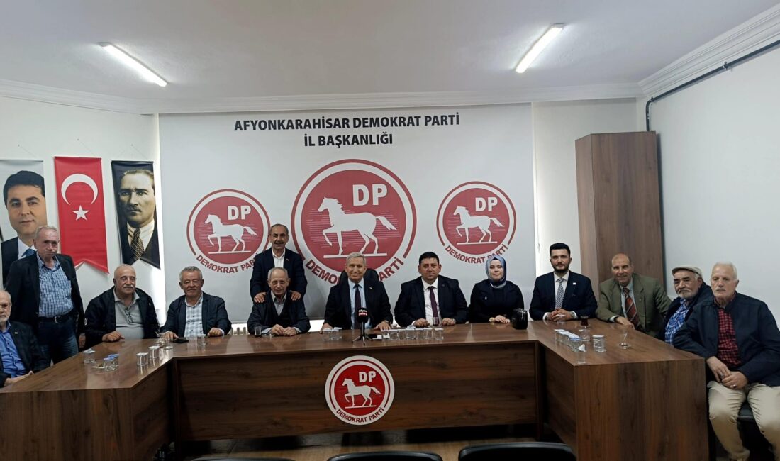 Samimi bir atmosferde gerçekleşen programda partililer bayramlaşarak sohbet ederken, çeşitli