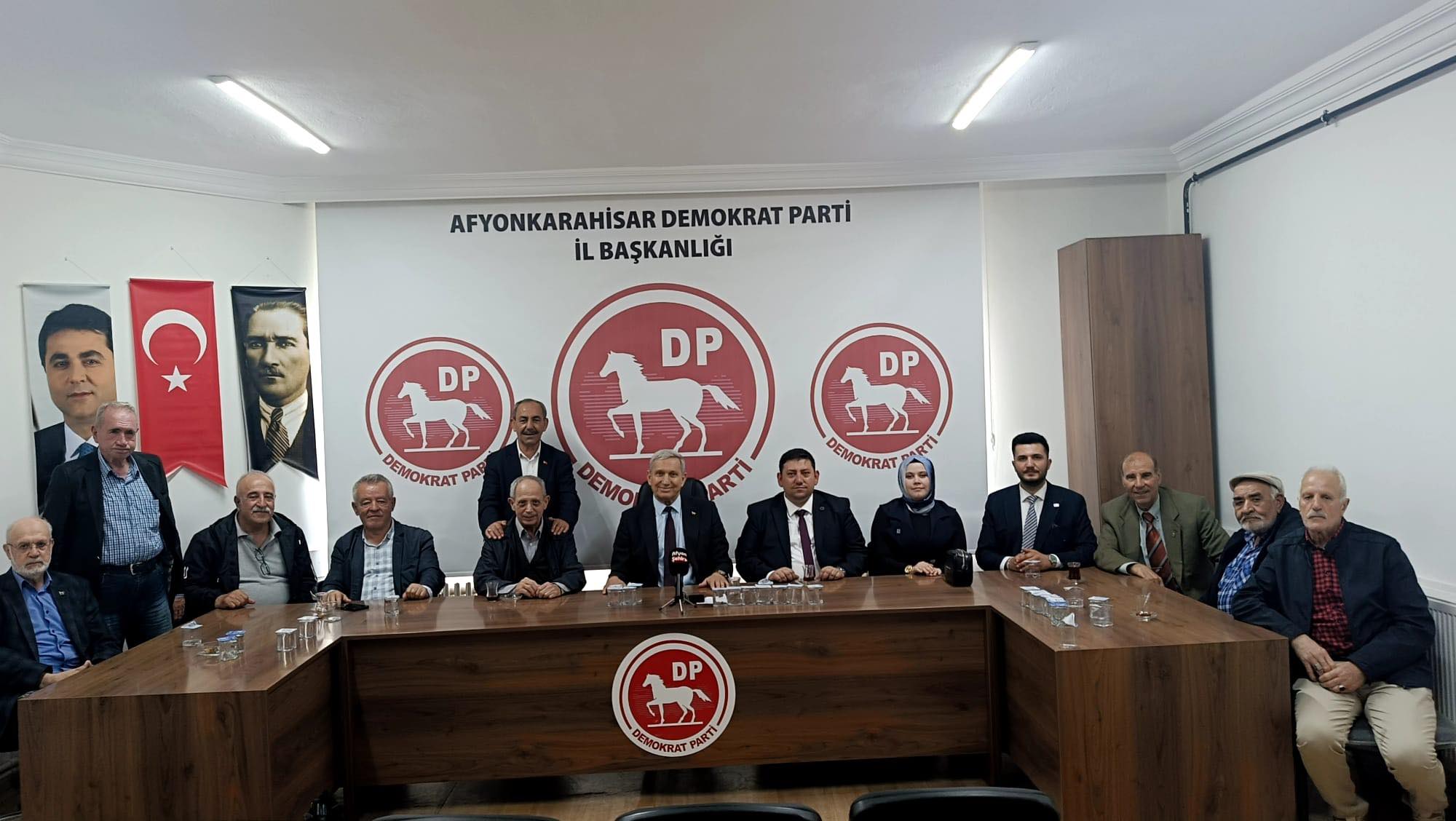 Samimi bir atmosferde gerçekleşen programda partililer bayramlaşarak sohbet ederken, çeşitli