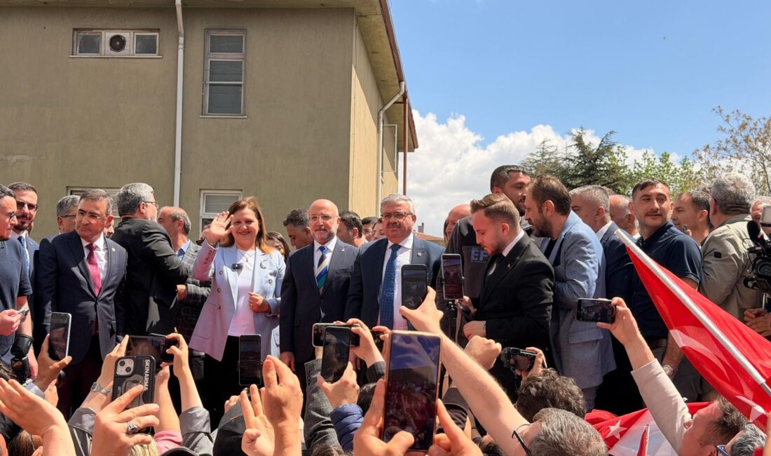 AK Parti’ye geçen Başkan Köksal için vatandaşlar tarafından karşılama töreni