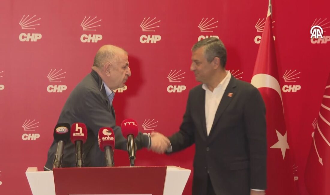 Yaklaşık 15 dakikalık görüşmenin ardından Özdağ, Özel ile basın mensuplarına