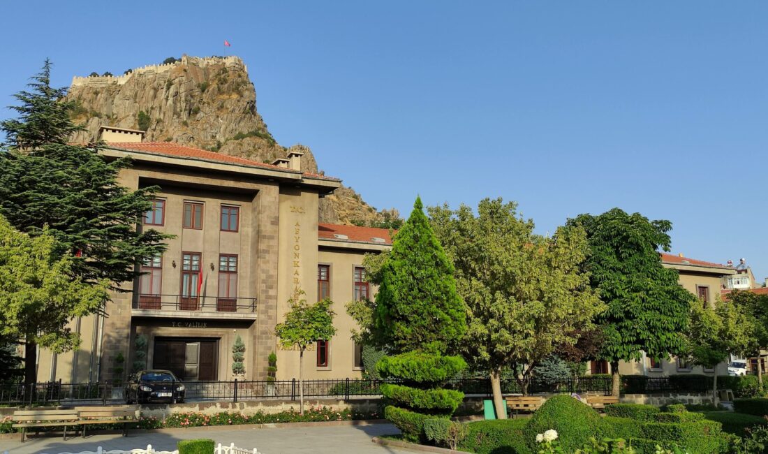 Yapılan açıklamada sürücülerden hız limitlerine riayet etmeleri, emniyet kemerlerini takmaları