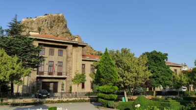 Yapılan açıklamada sürücülerden hız limitlerine riayet etmeleri, emniyet kemerlerini takmaları