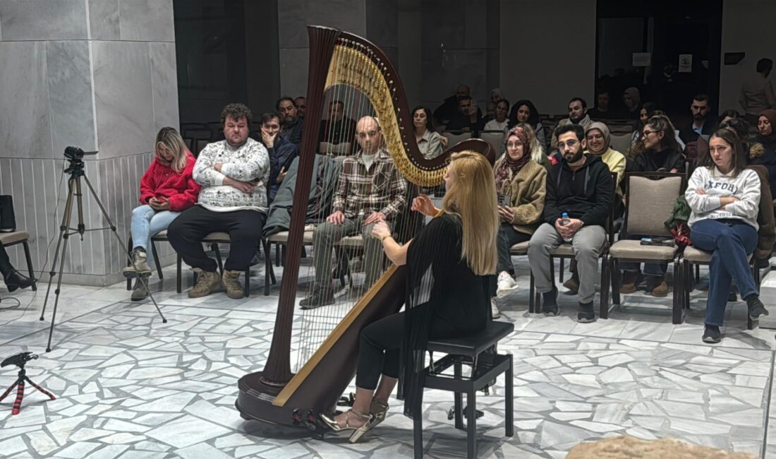 Genel sanat yönetmenliğini Hüseyin Başkadem’in yaptığı Afyonkarahisar Müzesi’nin fuaye alanında