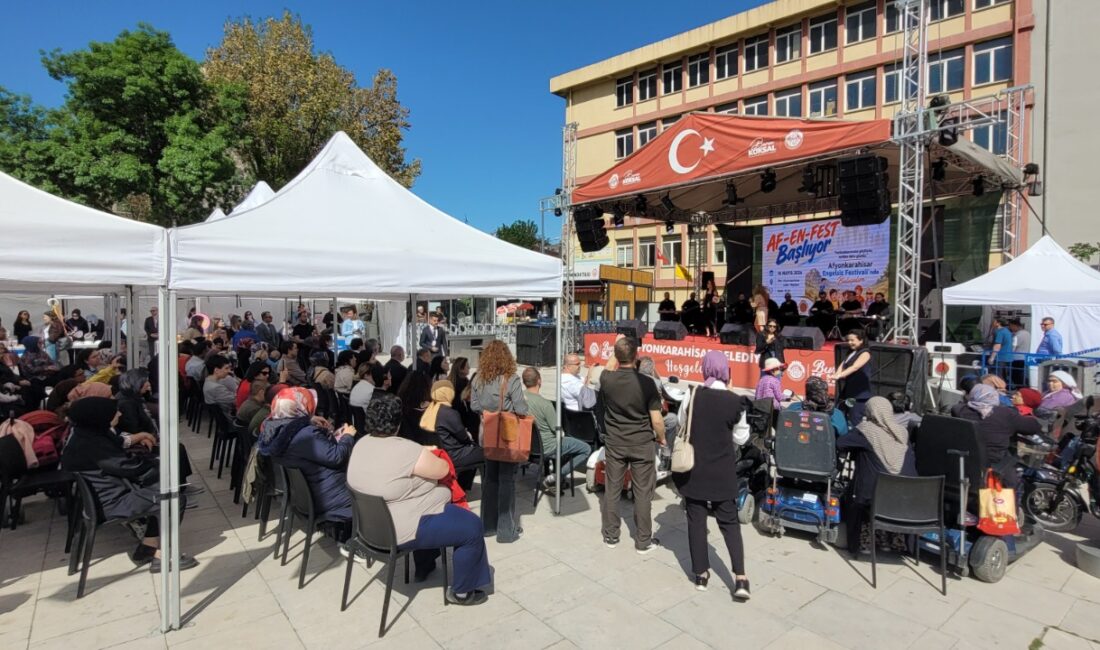 Festival, İmaret Camisi önünde toplanan kalabalığın Zafer Meydanı’na doğru gerçekleştirdiği