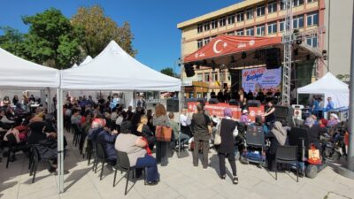 Festival, İmaret Camisi önünde toplanan kalabalığın Zafer Meydanı’na doğru gerçekleştirdiği