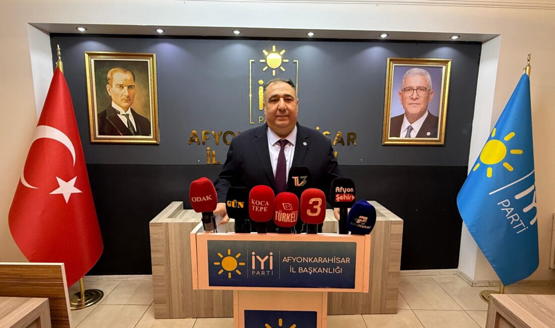 Toplantının başında kameraların karşısına geçmeye hazırlanan Başkan Mısırlıoğlu için partililer