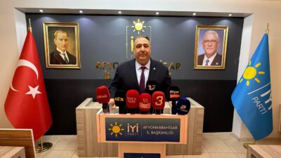 Toplantının başında kameraların karşısına geçmeye hazırlanan Başkan Mısırlıoğlu için partililer