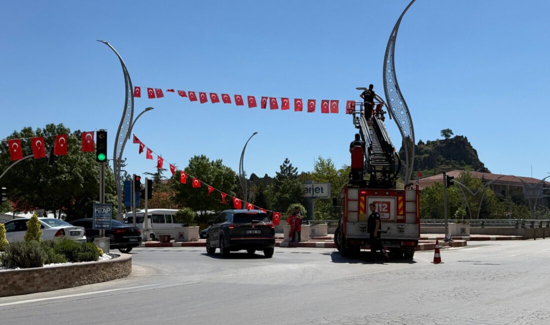 İtfaiye araçlarının merdivenleriyle yüksek noktalara ve binaların cephelerine asılan dev