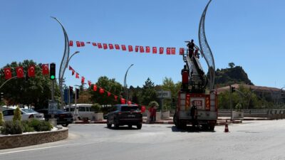 İtfaiye araçlarının merdivenleriyle yüksek noktalara ve binaların cephelerine asılan dev