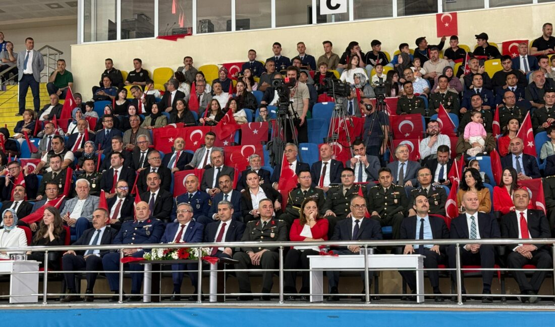 Şanlı bayrağımız İstiklal Marşı eşliğinde göndere çekildi Tarihi alanda gerçekleştirilen