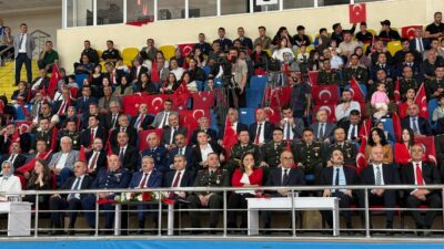 Şanlı bayrağımız İstiklal Marşı eşliğinde göndere çekildi Tarihi alanda gerçekleştirilen