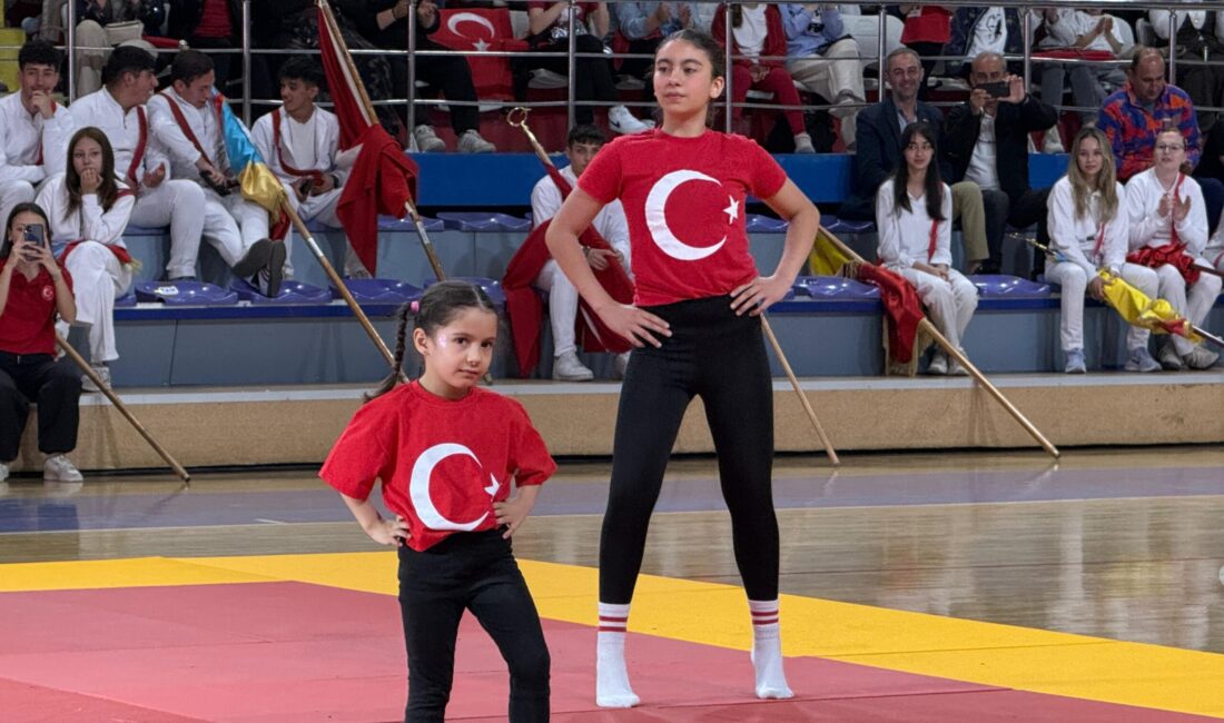 Kutlama töreni, saygı duruşu ve hep bir ağızdan coşkuyla okunan