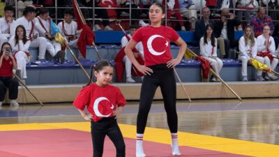 Kutlama töreni, saygı duruşu ve hep bir ağızdan coşkuyla okunan