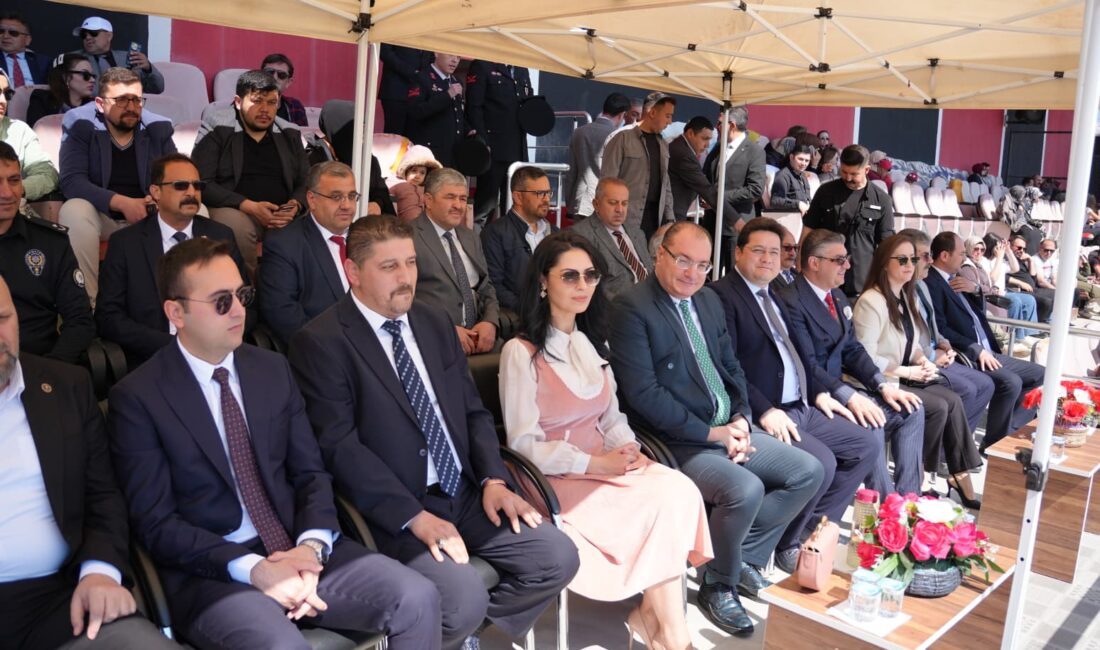 Kaymakam ve başkan sahaya indi: Protokolün o hareketi alkış topladı!