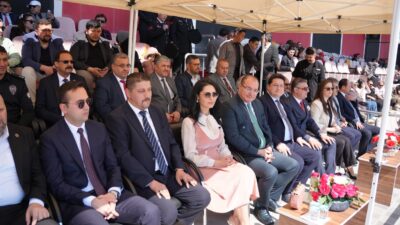 Kaymakam ve başkan sahaya indi: Protokolün o hareketi alkış topladı!