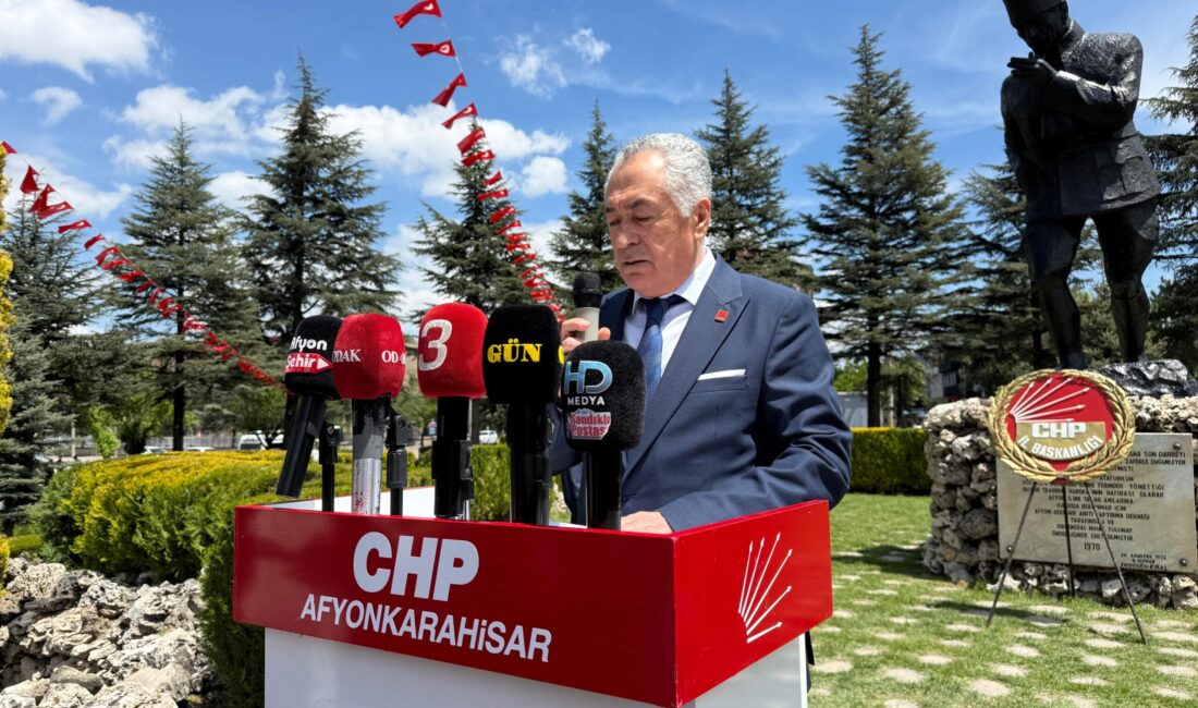 Cumhuriyet Halk Parti’li kalabalık grup ellerinde Türk bayraklarıyla Kocatepe Anıtı’na