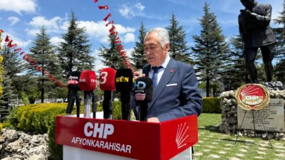 Cumhuriyet Halk Parti’li kalabalık grup ellerinde Türk bayraklarıyla Kocatepe Anıtı’na