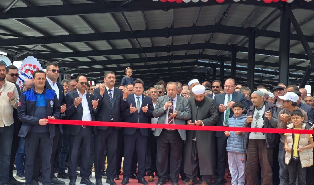 İlçe protokolü ve bölge belediye başkanları açılışta buluştu Yoğun bir