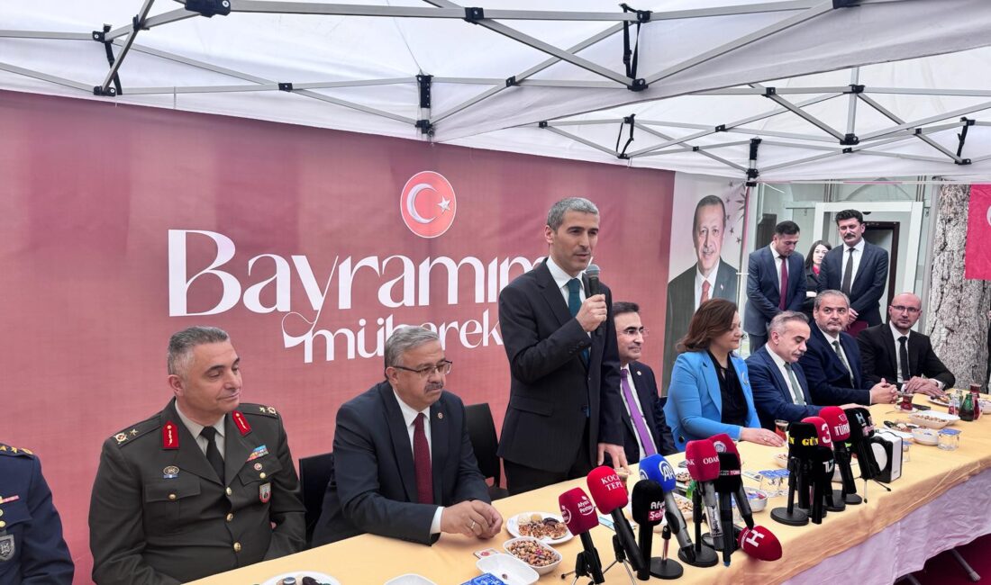 Afyonkarahisar Valiliği ve belediyesi tarafından bayramlaşma töreni gerçekleştirildi. Törende konuşan
