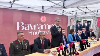 Afyonkarahisar Valiliği tarafından düzenlenen resmi bayramlaşma programı, tarihi Taş Medrese’de