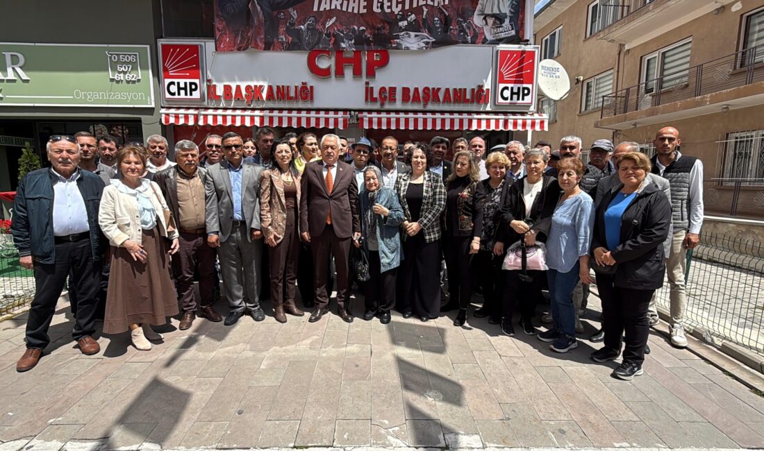 Programda partililerle tek tek tokalaşarak bayramlarını kutlayan Karadeniz, birlik ve