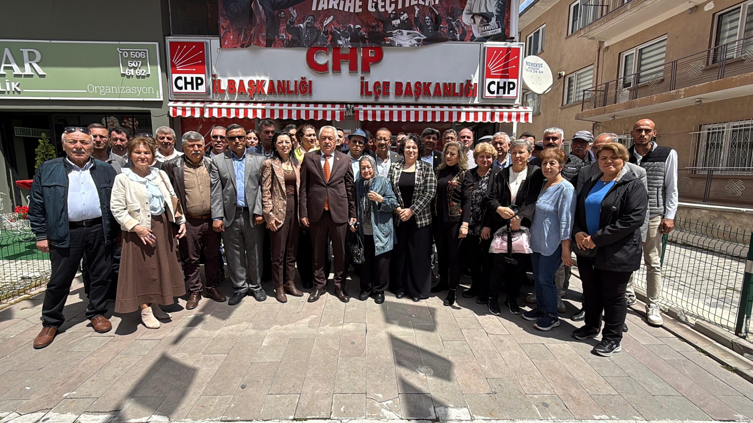 Programda partililerle tek tek tokalaşarak bayramlarını kutlayan Karadeniz, birlik ve
