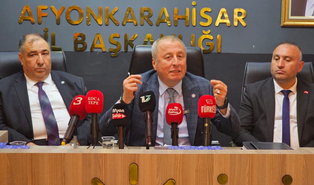 Törende il ve ilçe yöneticileri ile partililerle tek tek tokalaşarak