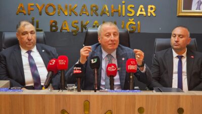 Törende il ve ilçe yöneticileri ile partililerle tek tek tokalaşarak