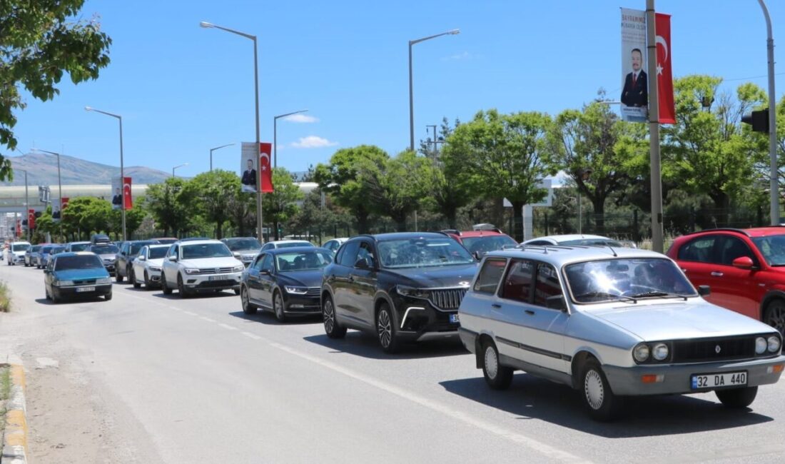 AFYONKARAHİSAR (AA) – Afyonkarahisar'ın Sandıklı ilçesinde, Antalya karayolunda bayram tatilinin