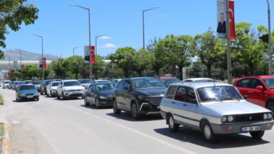 AFYONKARAHİSAR (AA) – Afyonkarahisar'ın Sandıklı ilçesinde, Antalya karayolunda bayram tatilinin