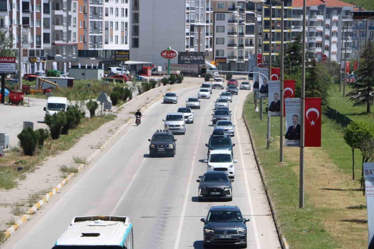 Tatilcilerin dönüş yoluna geçmesiyle Afyonkarahisar-Antalya kara yolunda sabah erken saatlerde