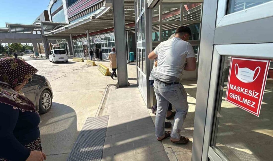 Afyonkarahisar’da kurban keserken yaralanan acemi kasaplar acil servislere başvurdu. Kentte