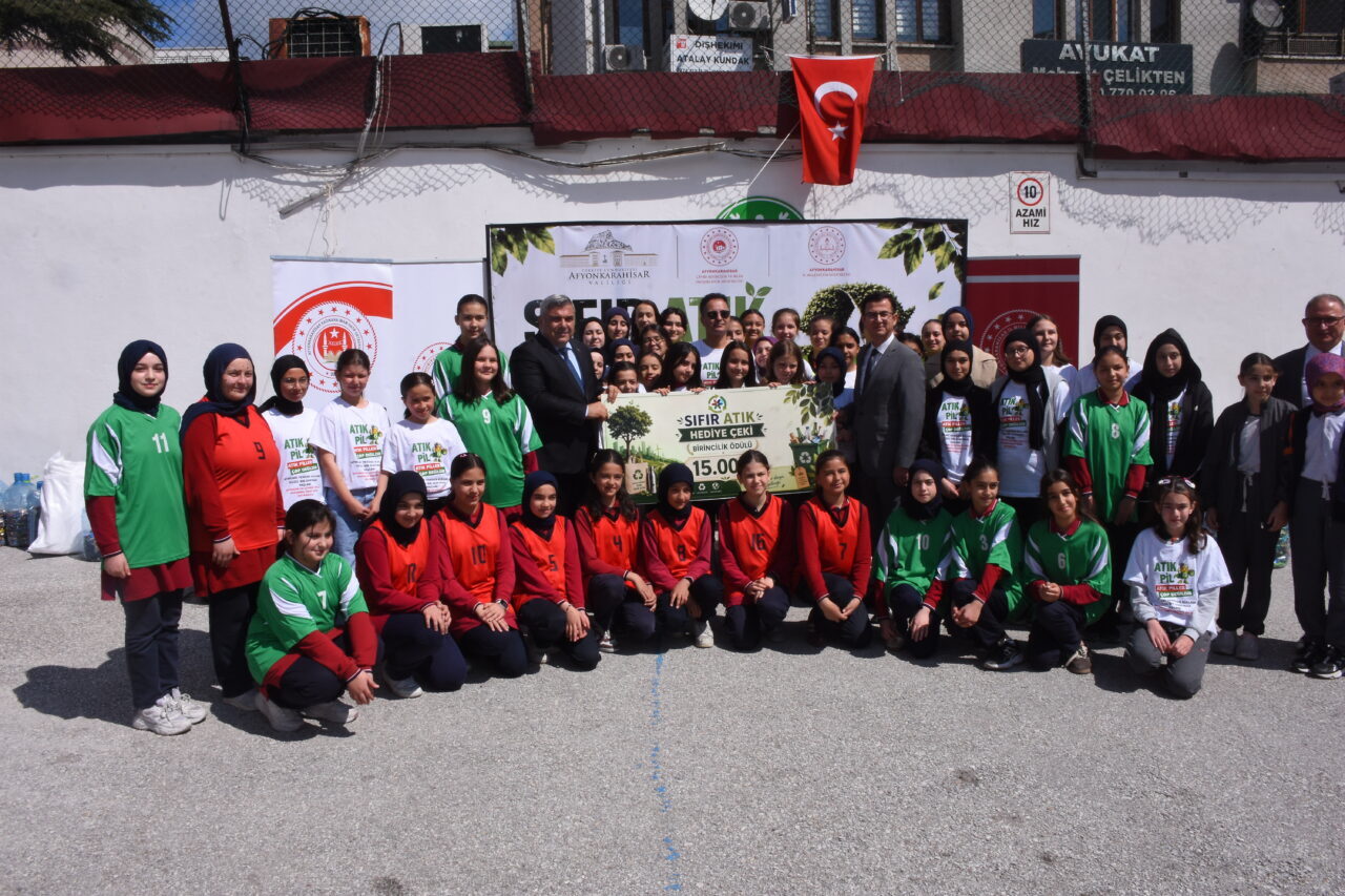 AFYONKARAHİSAR (AA) – Afyonkarahisar'da "Atık Pil Toplama Ödül Töreni" gerçekleştirildi.