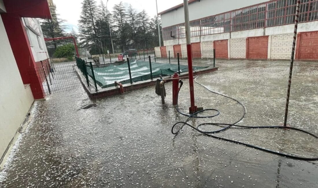 ​AFYONKARAHİSAR (AA) – Afyonkarahisar'ın Sandıklı ilçesinde öğleden sonra aniden bastıran