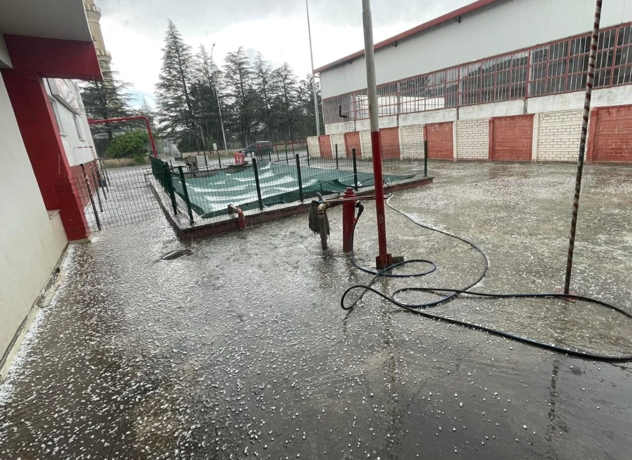 ​AFYONKARAHİSAR (AA) – Afyonkarahisar'ın Sandıklı ilçesinde öğleden sonra aniden bastıran