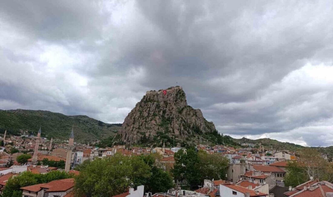 Afyonkarahisar yeni haftaya serin ve kapalı bir hava ile başlarken,